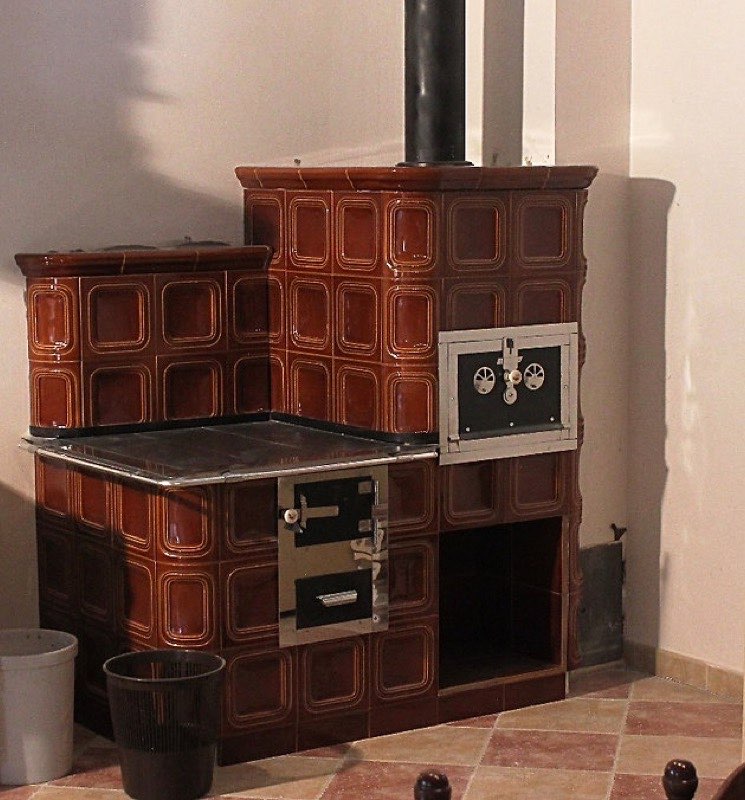 Hnědá kachlová kamna