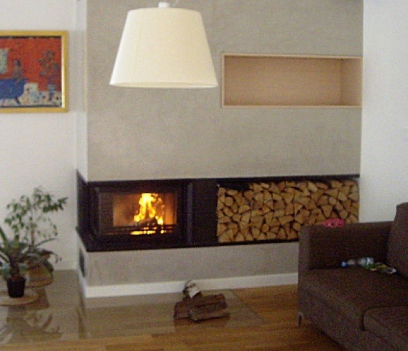 Moderní krb s úložným prostorem na dřevo