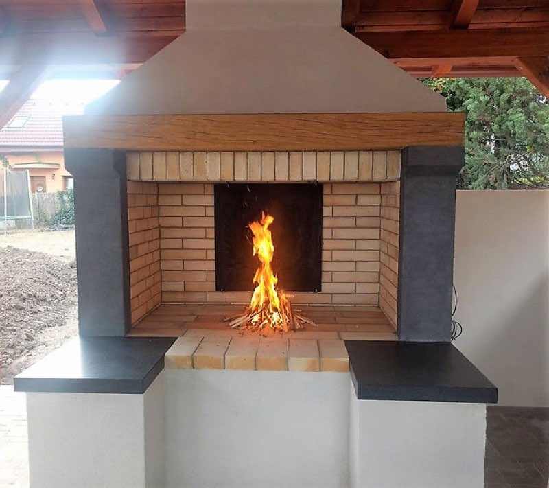 Zahradní krb s ohněm